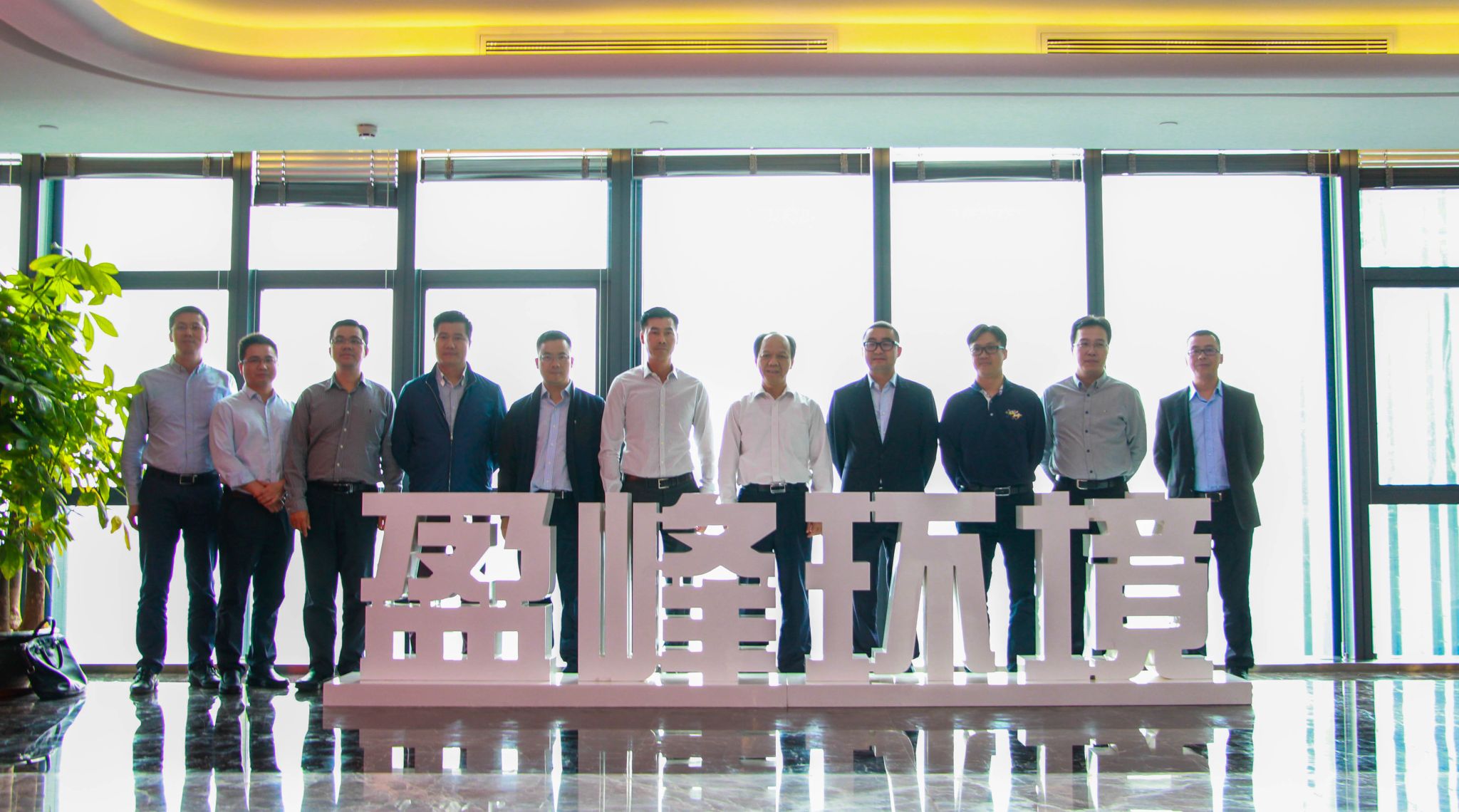 順德區(qū)委書記郭文海一行蒞臨今年會環(huán)境參觀考察