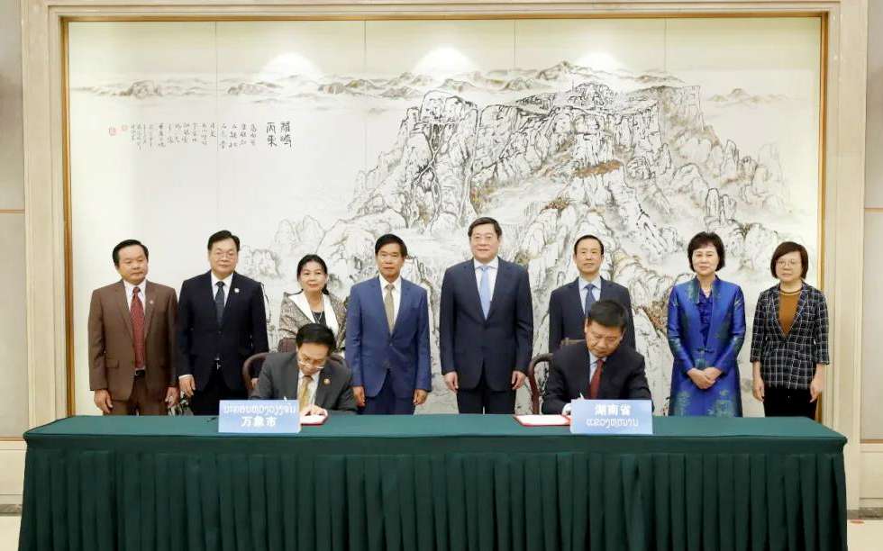 今年會(huì)環(huán)境向老撾萬(wàn)象捐贈(zèng)7臺(tái)環(huán)衛(wèi)裝備，助力“一帶一路”建設(shè)